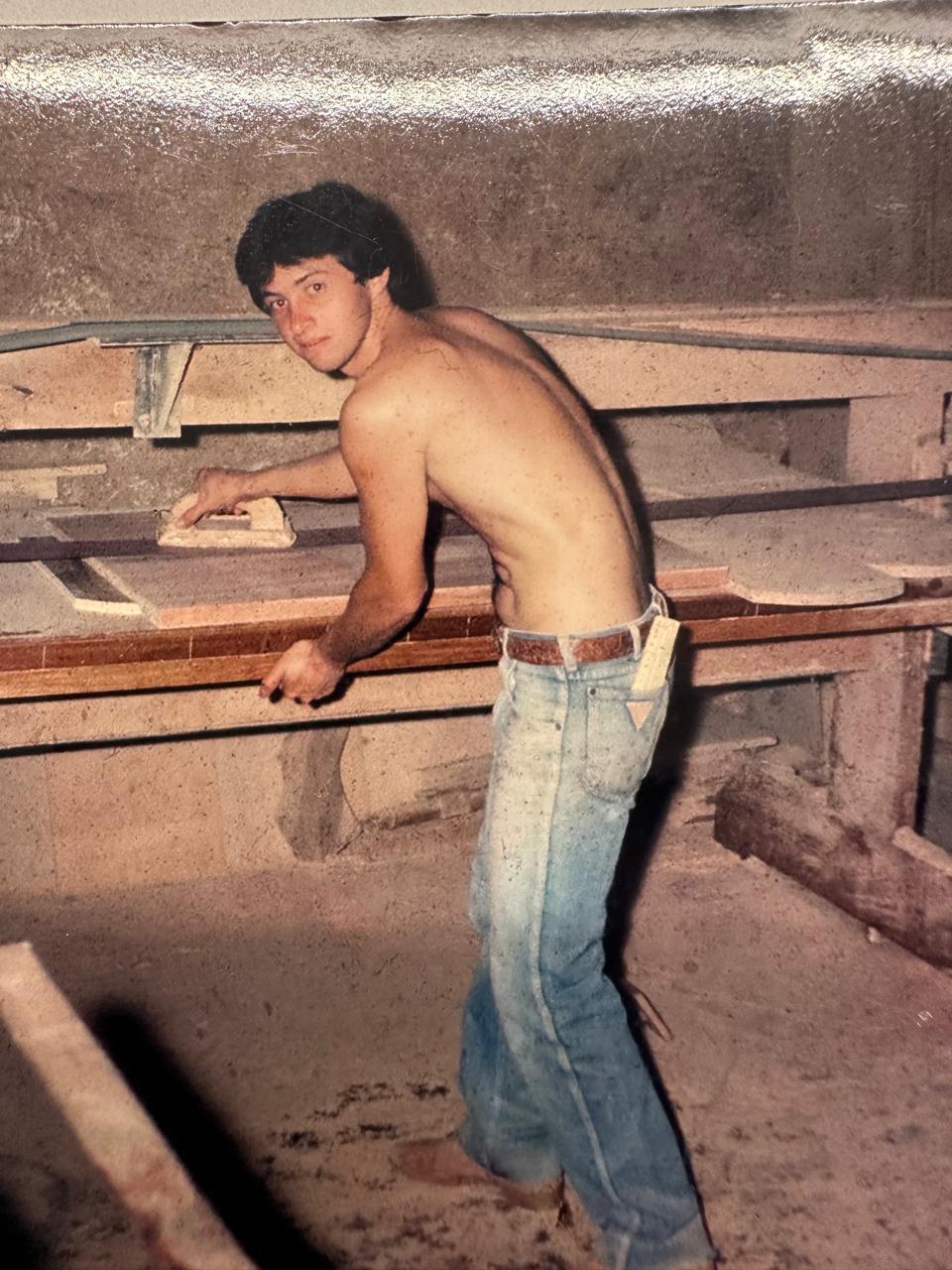 Osvaldir Rui construindo com as próprias mãos em 1988